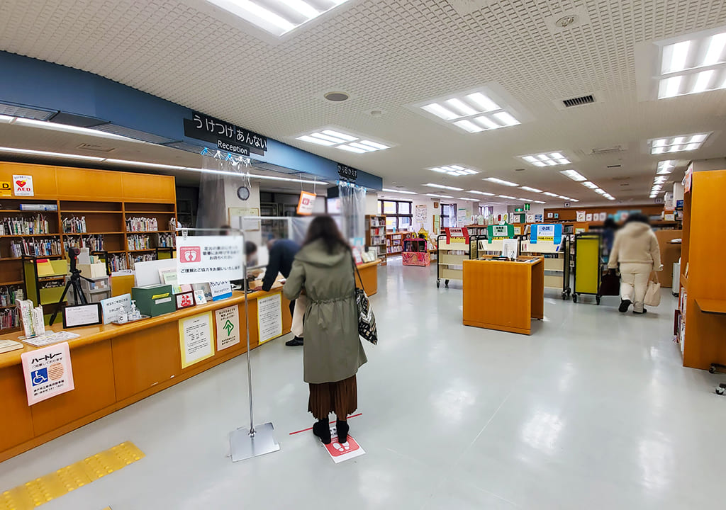 神戸市立新長田図書館の受付写真
