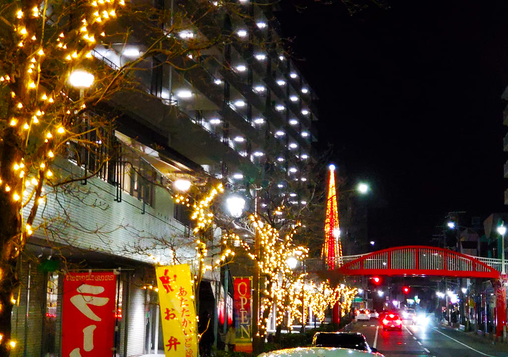 夜の長田神社の参道写真