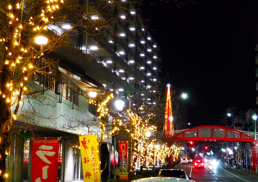 夜の長田神社の参道写真