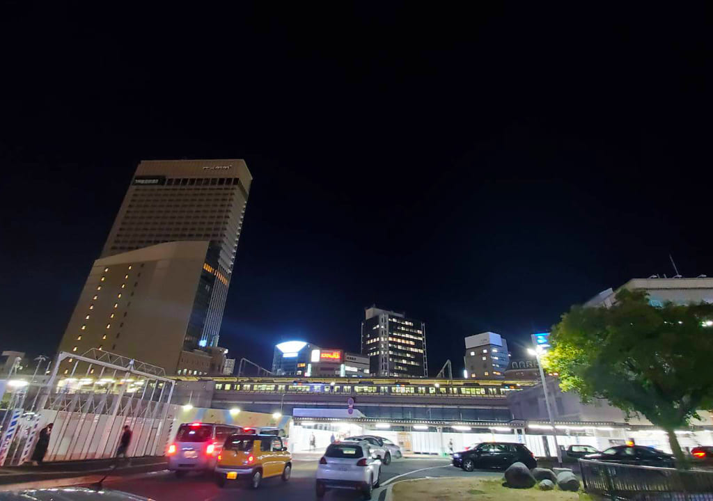 JR三ノ宮から見た神戸の都心にオープンEKIZO神戸三宮の夜の外観画像