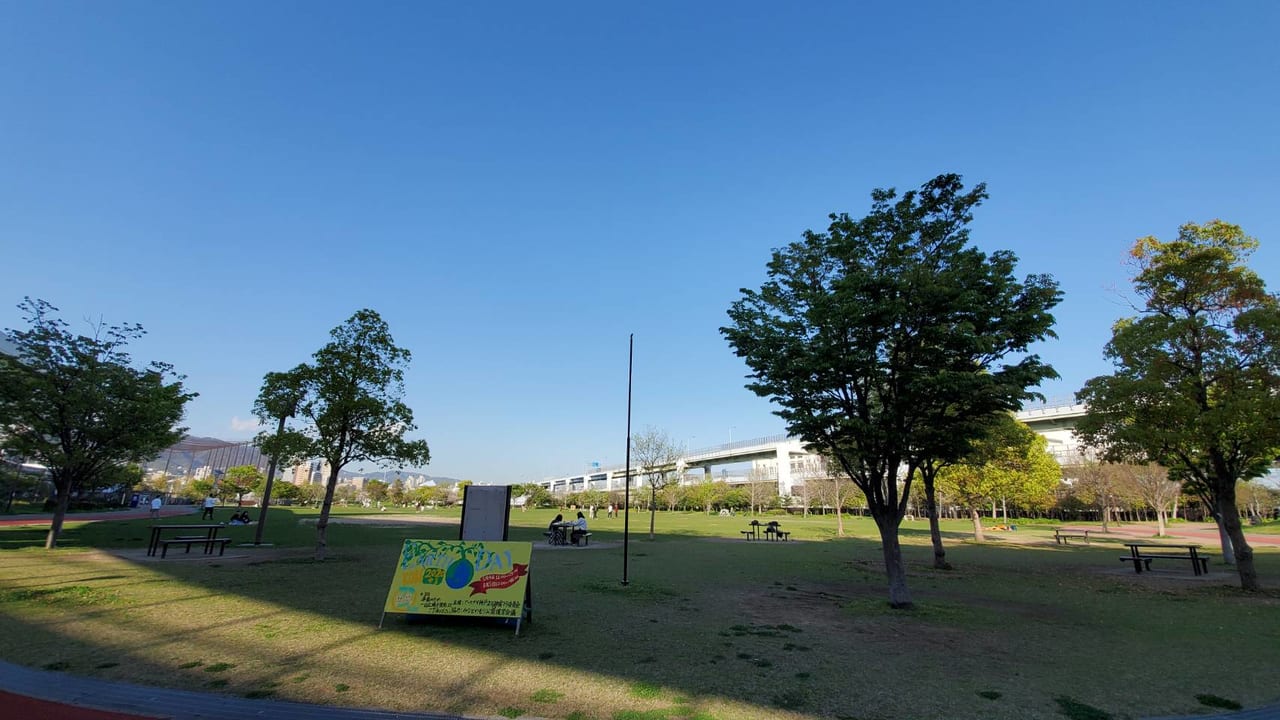 貿易センターすぐの場所にあるみなとのもり公園（神戸震災復興記念公園）の画像