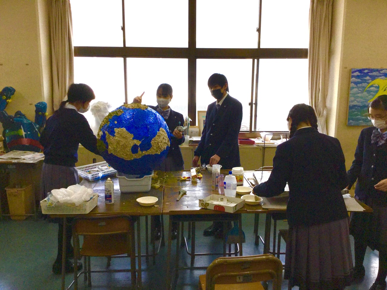 ピフレ新長田で展示中の神戸野田高等学校美術部制作「見えない絆」制作の様子の画像