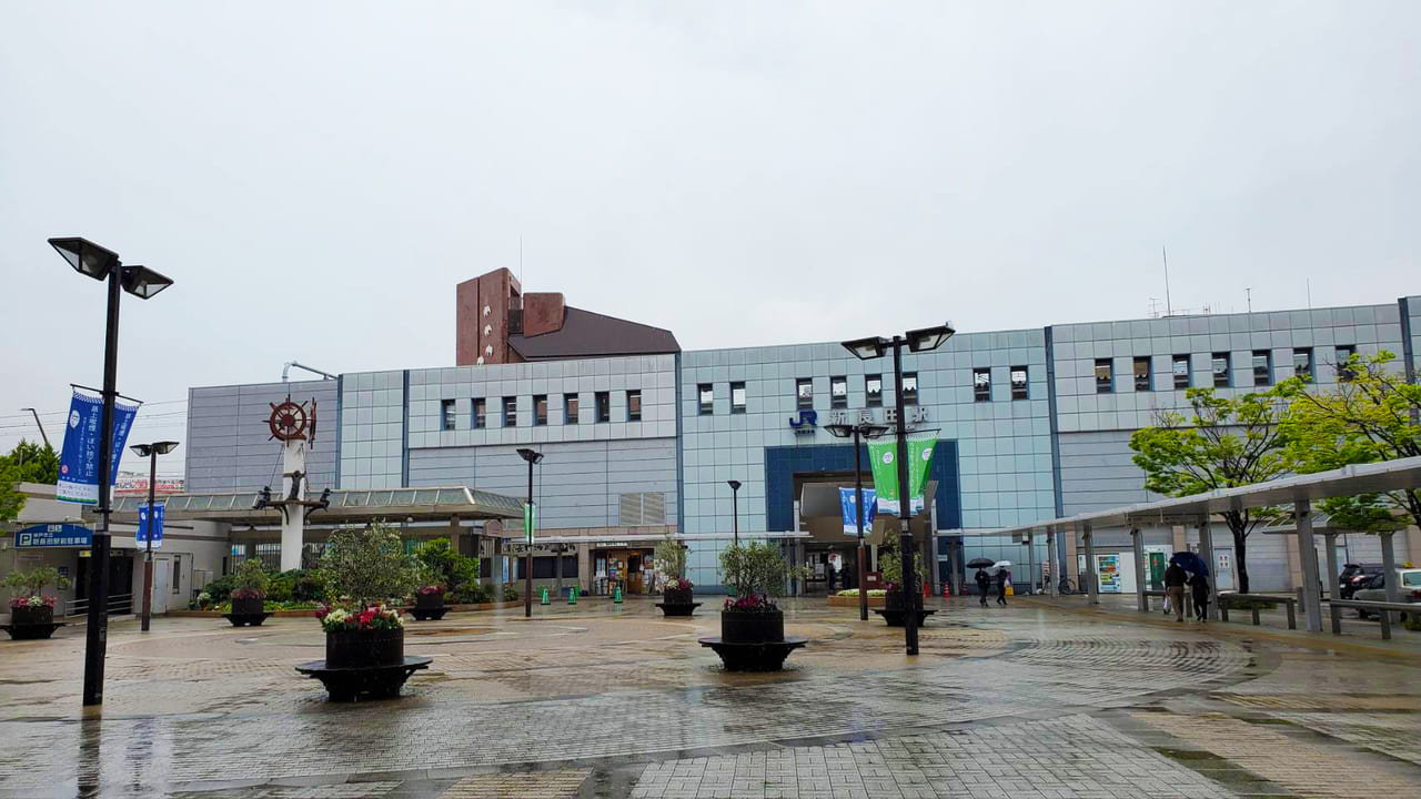 雨のJR新長田駅前広場の画像