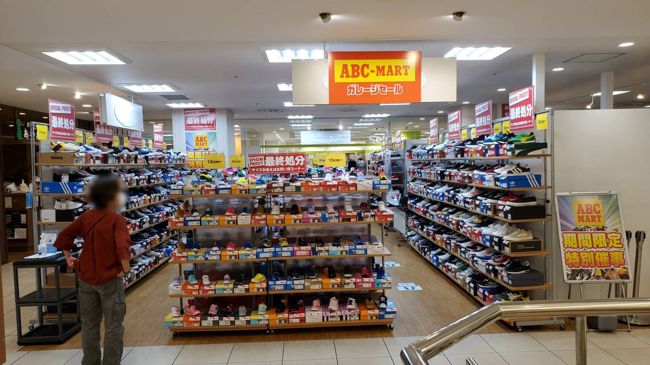 新長田駅すぐにある東急プラザ内ABC-MARTさんの期間限定特別大特価セールの画像