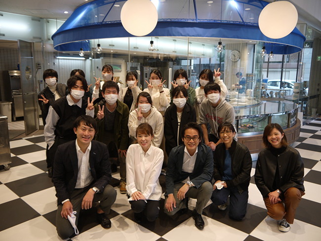 神戸国際調理製菓専門学校の学生との記念写真の画像