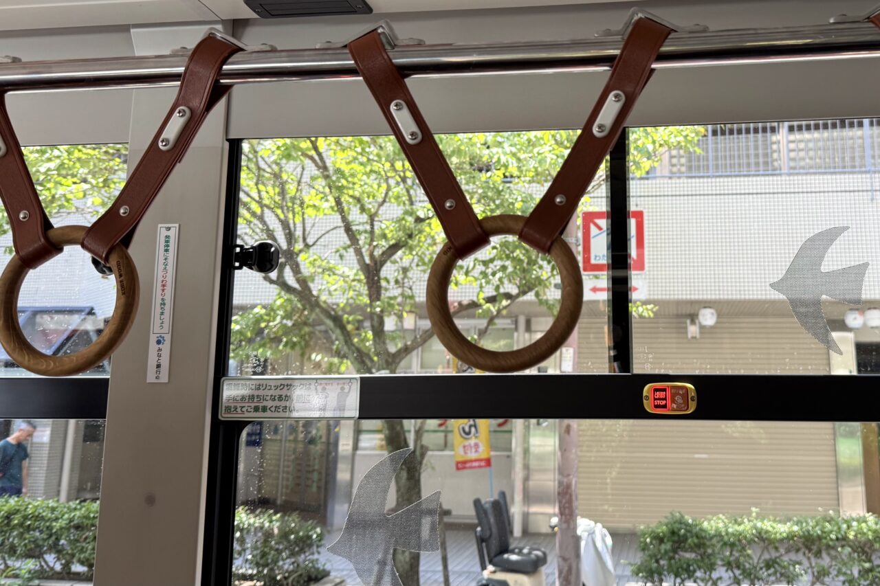 2026.8市バス吊り輪2