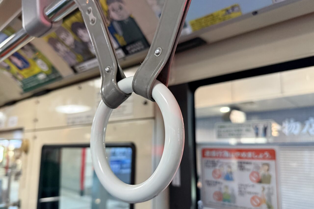 2026.8市バス吊り輪1